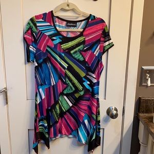 VANDANA. Colorful summer top. Short sleeves. Cute bottom cut. Size M.